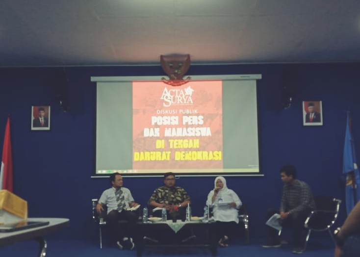 Diskusi publik yang diselenggarakan LPM Acta Surya dengan menghadirkan salah satu pembicara dari LBH, Jauhar Kurniawan. (Foto: Istimewa) 