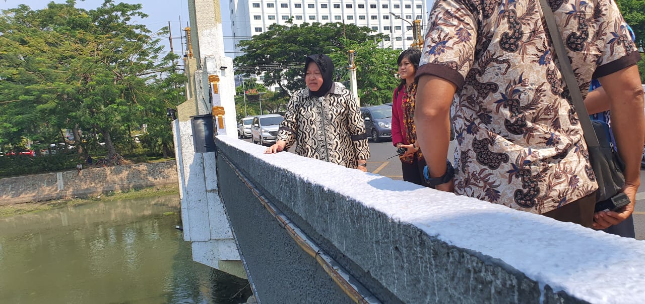 Wali Kota Surabaya Tri Rismaharini saat melakukan tinjauan ke Jembatan pemuda. (Foto: Istimewa)
