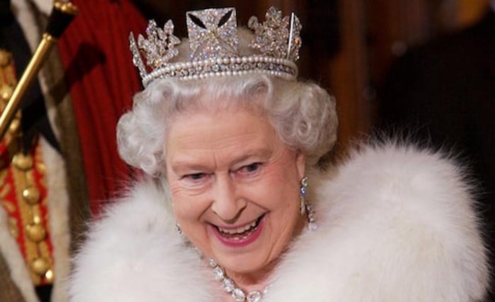 Ratu Elizabeth berbusana dengan bulu asli. Kini akan memakai bulu palsu. (Foto:Reuters)