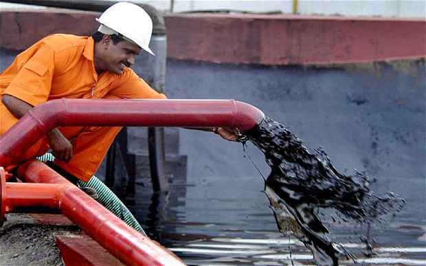 Ilustrasi. Seorang pekerja sedang memeriksa minyak mentah. (Foto: google)