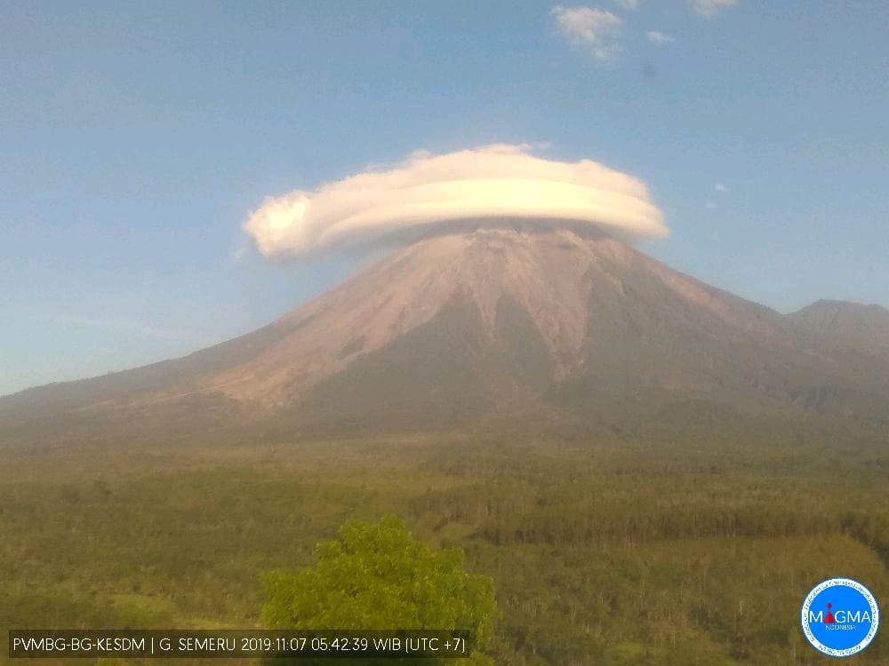 Fenomena awan membentuk topi caping di puncak Gunung Semeru (Foto : Istimewa)