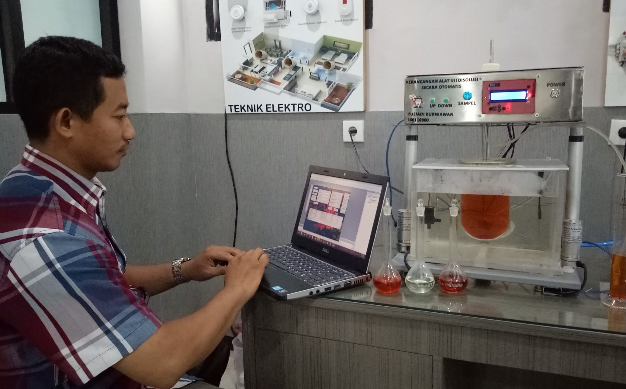 Yuliadi Kurniawan saat menunjukan cara kerja alat uji kelarutan obat yang ia buat di kampus Ubaya. (Foto: Pita/Ngopibareng.id)