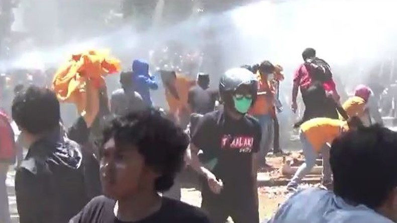 Massa mahasiswa saat demo di Kota Kendari yang berakhir ricuh dan membakar Gedung Kantor DPRD Sultra, Kamis, 26 September 2019. (Foto: Ant)