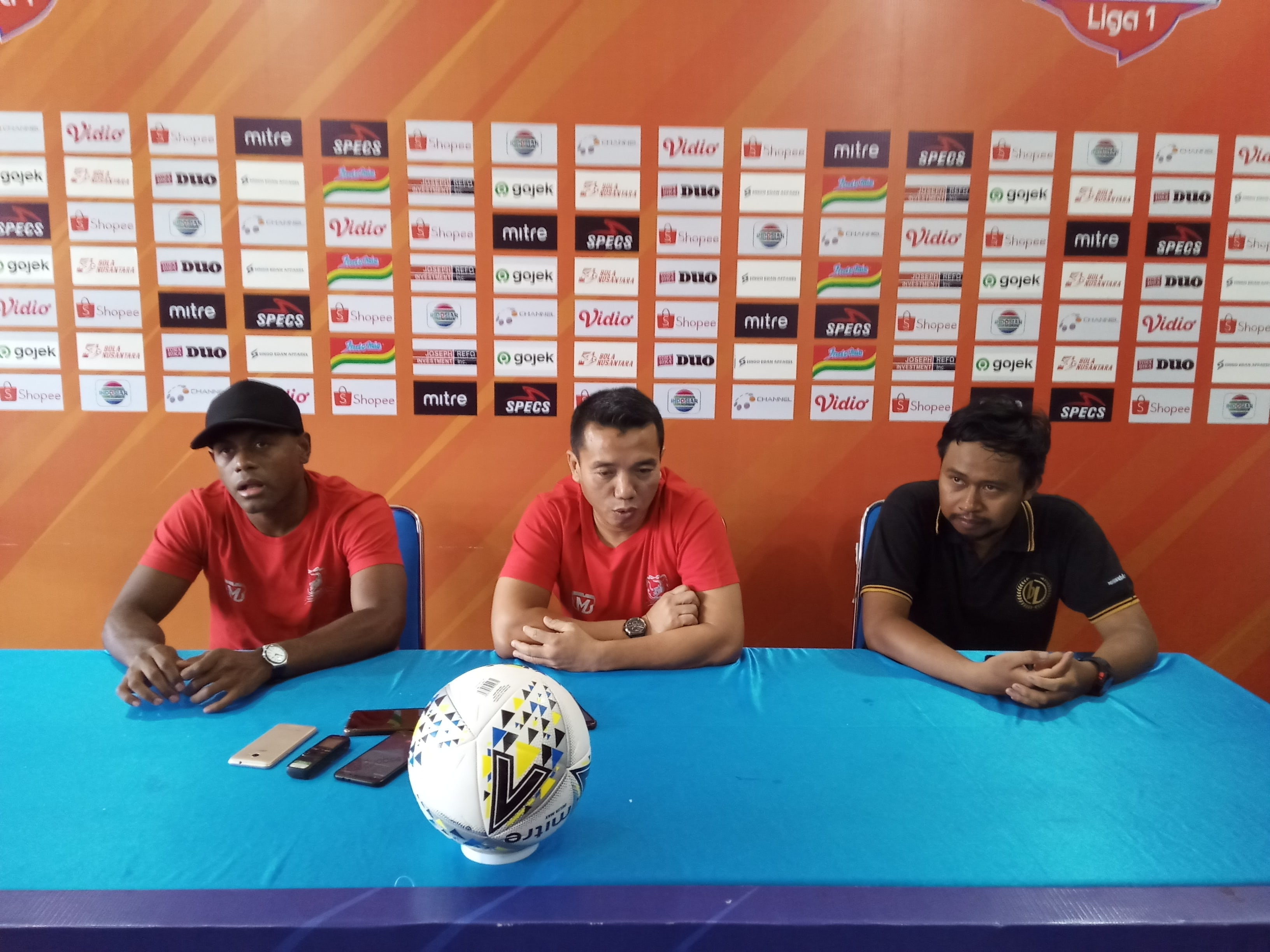 Pemain Madura United, David Laly (kiri), Pelatih Madura United, Rasiman (tengah) dan Media Officer Arema FC, Sudarmaji (kanan)