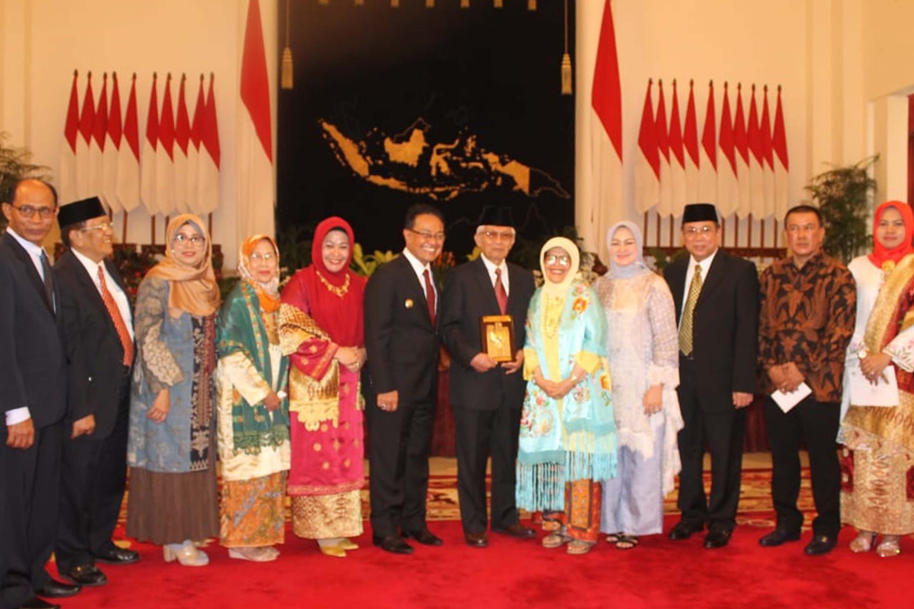 Ahli waris penerima gelar Pahlawan Nasional foto bersama di Istana Negara, Jumat 8 November 2019. (Foto: Asmanu/Ngopibareng.id)