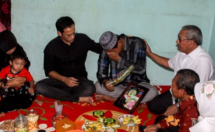  Menteri Pendidikan dan Kebudayaan Nadiem Makarim (tengah) mengunjungi keluarga Irza Almira, siswi yang meninggal akibat ambuknya atap Sekolah Dasar (SD) Negeri Gentong di Pasuruan, Jawa Timur Kamis 5 November 2019. (Foto: Antara/Umarul Faruq)