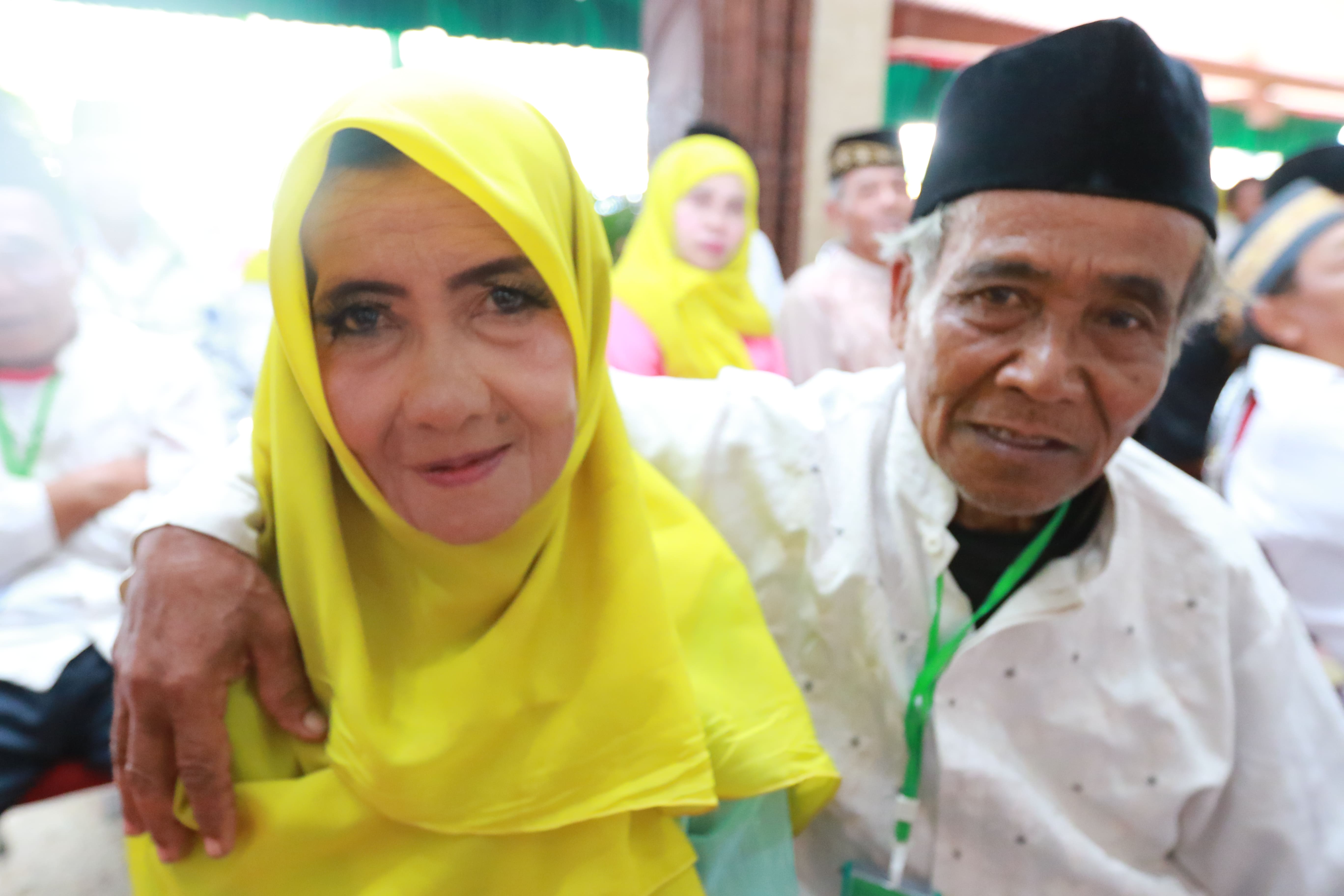 Pasangan Suratman Hamami dan Siti Mudayah ketika mengikuti acara nikah massal di Pendopo Bupati Malang (Dokumentasi foto Istimewa)