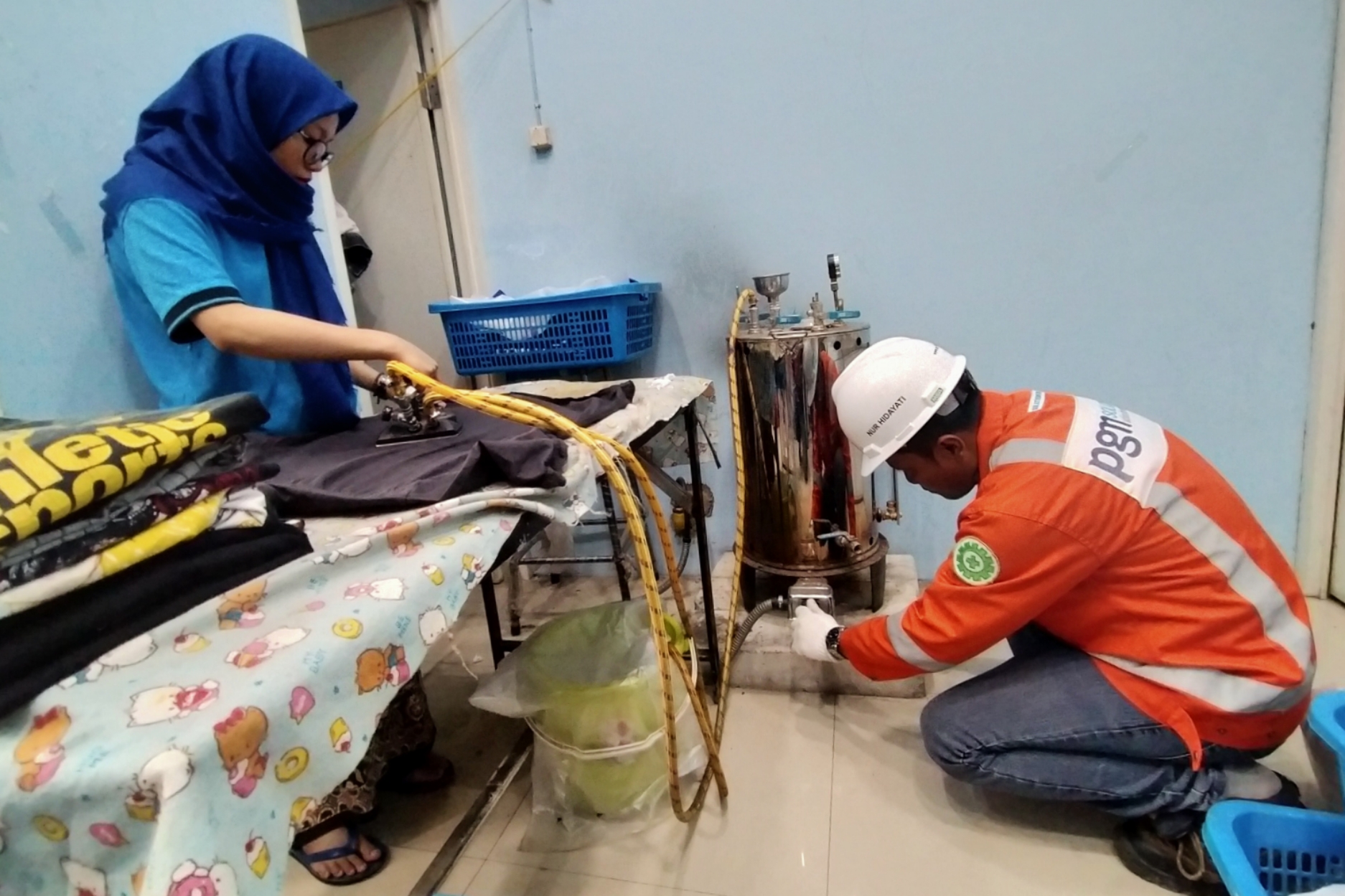 Petugas PGN saat mengontrol aliran gas di OK Coin Laundry, Jalan Tenggilis Mejoyo, Surabaya, Jumat 8 November 2019. (Foto: Fariz/ngopibareng.id)