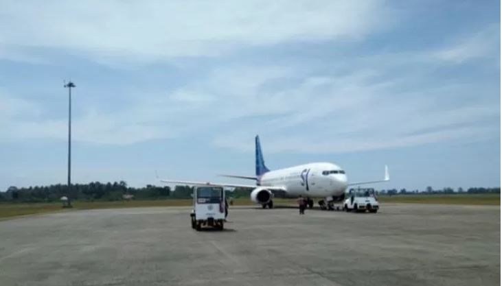 Pihak PT Angkasa Pura II menarik pesawat Sriwijaya Air yang batal berangkat ke hanggar Bandara Internasional Minangkabau. (Foto: Antara/Humas AP II)