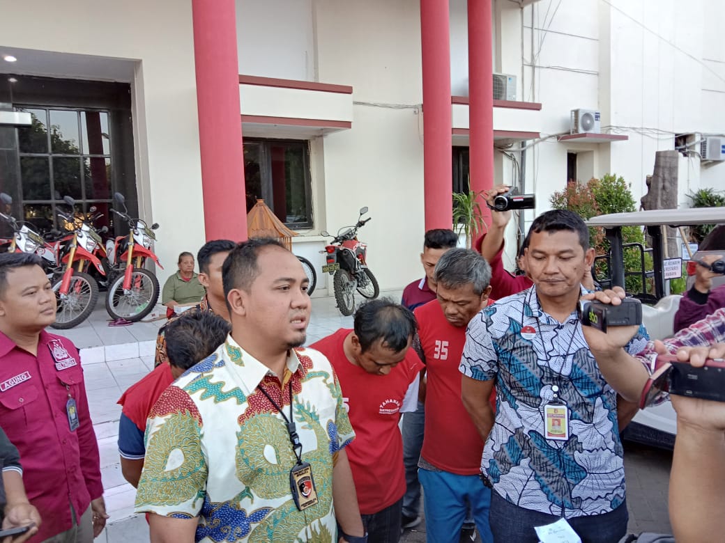 Kanit Jatanras Polrestabes Surabaya, Iptu Giadi Nugraha saat memberi keterangan di Mapolrestabes Surabaya. (Foto: Faiq/ngopibareng.id)