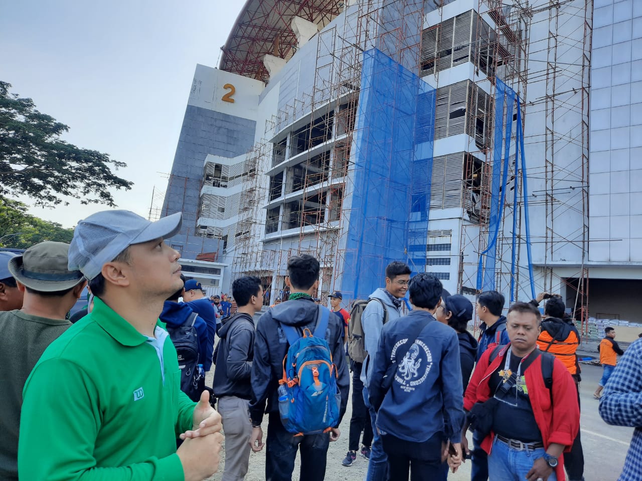 Kepala Bappeko Eri Cahyadi saat meninjau renovasi Stadion Gelora Bung Tomo. (Foto: Alief/Ngopibareng.id)