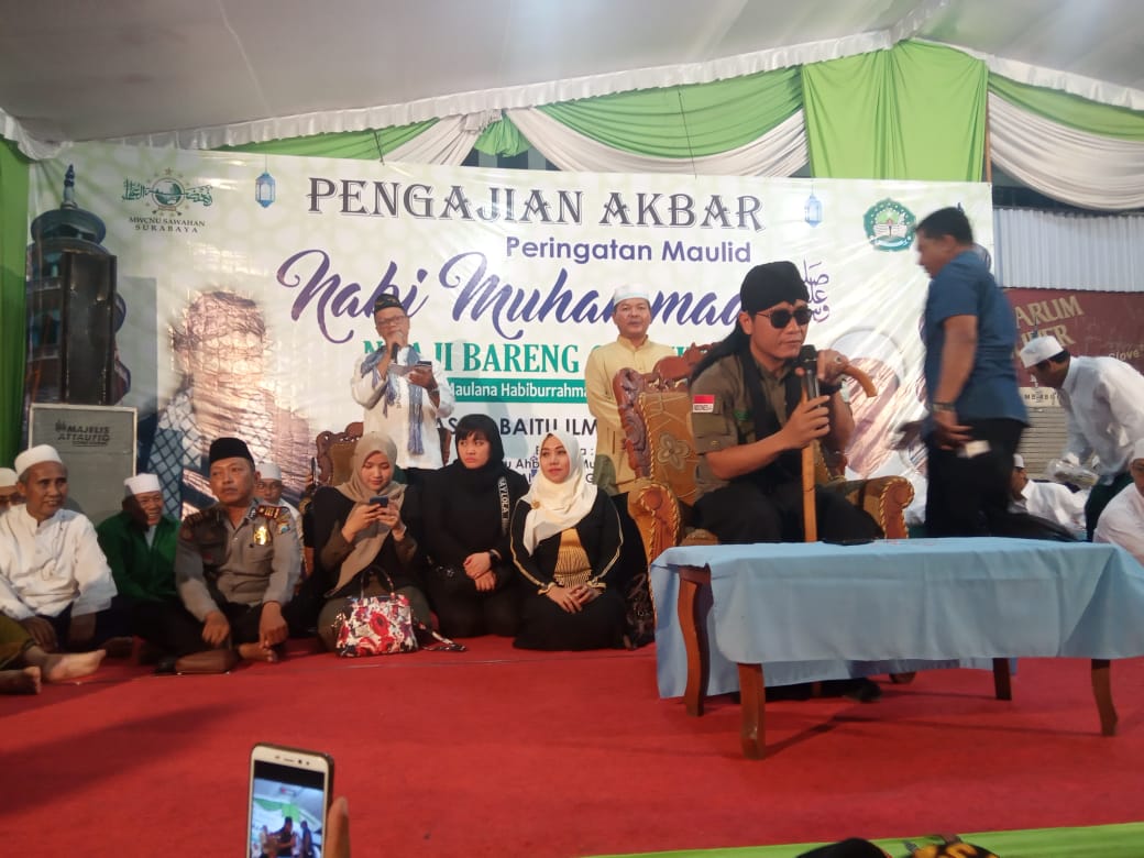 Gus Miftah saat memberi pengajian di Masjid Baitu Ilmin, Girilaya, Surabaya. (Foto: Faiq/Ngopibareng.id)