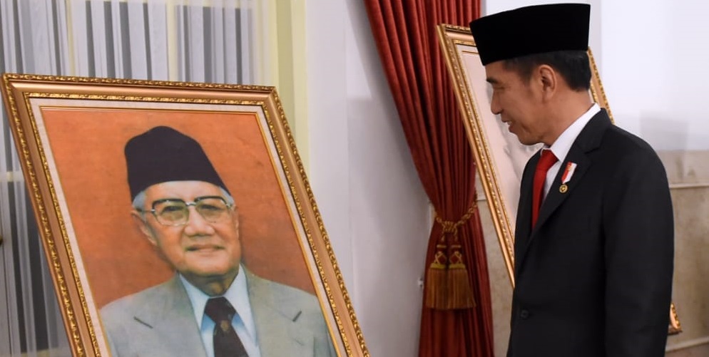 Presiden Joko Widodo menatap wajah KH Masykur dalam kanvas. KH Masykur adalah tokoh asal Malang yang mendapat gelar pahlawan nasional. (Foto: Asmanu/Ngopibareng.id)