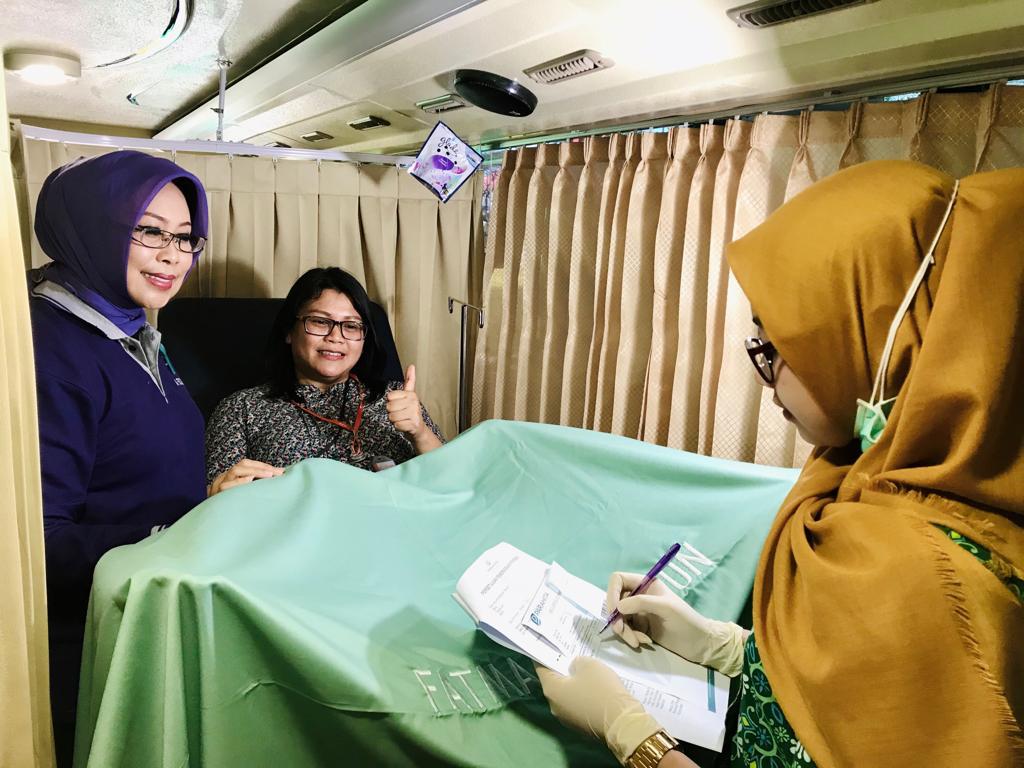 Ketua Fatma Foundation, Fatma Saifullah Yusuf (kiri) saat memantau Pap Smear gratis bersama Universitas Ciputra, Jumat, 8 November 2019. (Foto: Fatma Foundation)