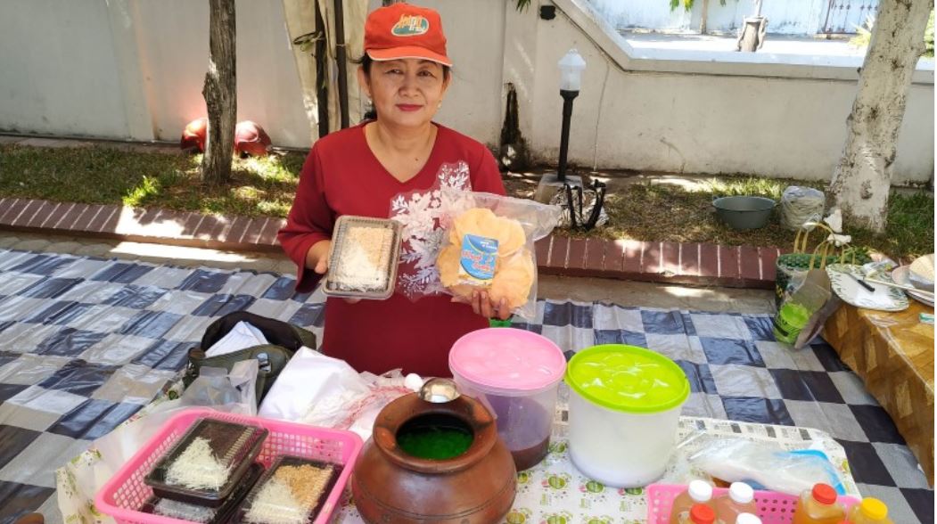 Kue brownies, krupuk samiler dan dawet berbahan ikan patin olahan kreasi Yoheni warga Kediri.  (Foto: Fendi/ngopibareng.id)