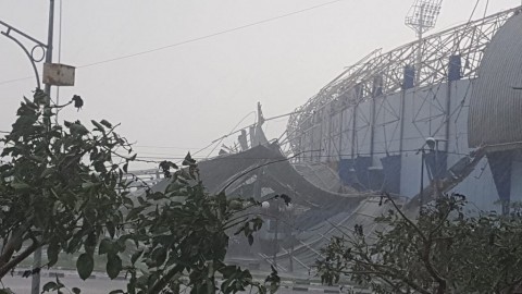 Atap Stadion Arcamanik, Kota Bandung, berserakan usai diterjang angin kencang disertai hujan, Sabtu 9 November 2019. (Foto: YouTube)