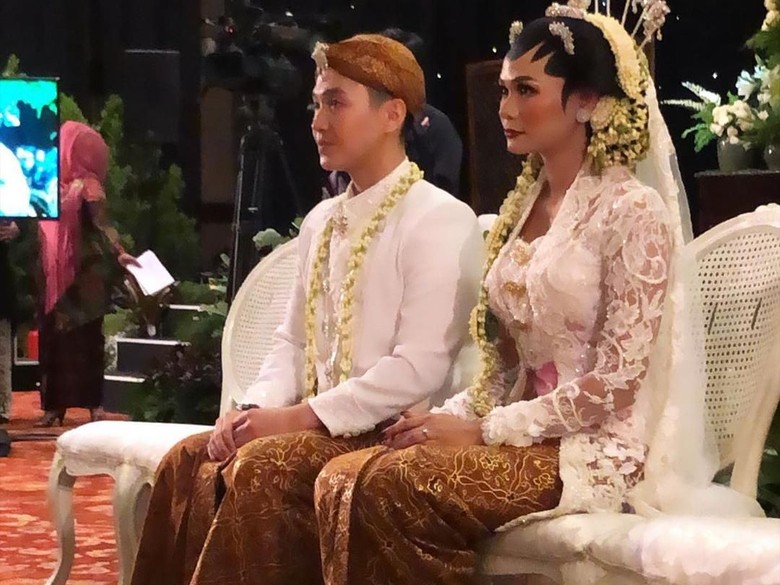 Pasangan Kartika Sary dan Fazly Rahman atau Enjy gelar pernikahan di Balai Kartini, Jakarta Selatan, Sabtu 9 November 2019. (Foto: Instagram Yuni Shara dan Krisdayanti)