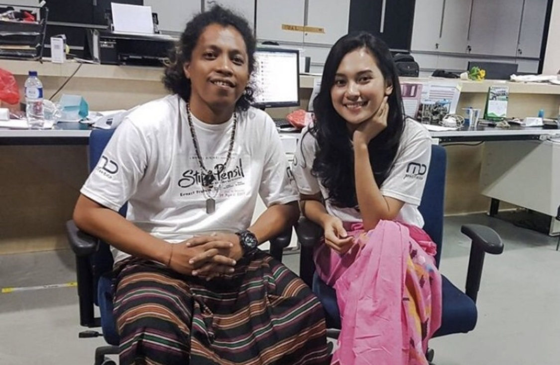 Pasangan Arie Kriting dan Indah Permatasari. (Foto: Instagram)