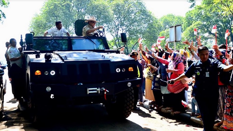 Menteri Pertahanan Prabowo Subianto jajal Rantis Komodo. (Foto: Twitter)