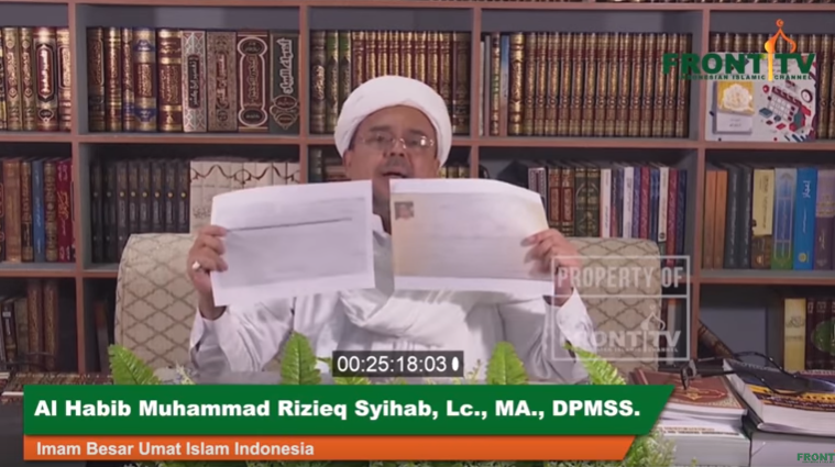 Imam Besar Front Pembela Islam (FPI) Habib Rizieq memperlihatkan surat pencekalan dirinya. (Foto: YouTube Front TV)