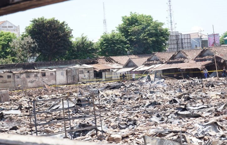 Sejumlah pedagang nekat menerobos garis polisi untuk melihat kios miliknya yang hangus terbakar menyisakan puing kehancuran di dalam kompleks Pasar Ngunut, Tulungagung, Jawa Timur, Sabtu 9 November 2022. (Foto: Antara/Destyan Sujarwoko)