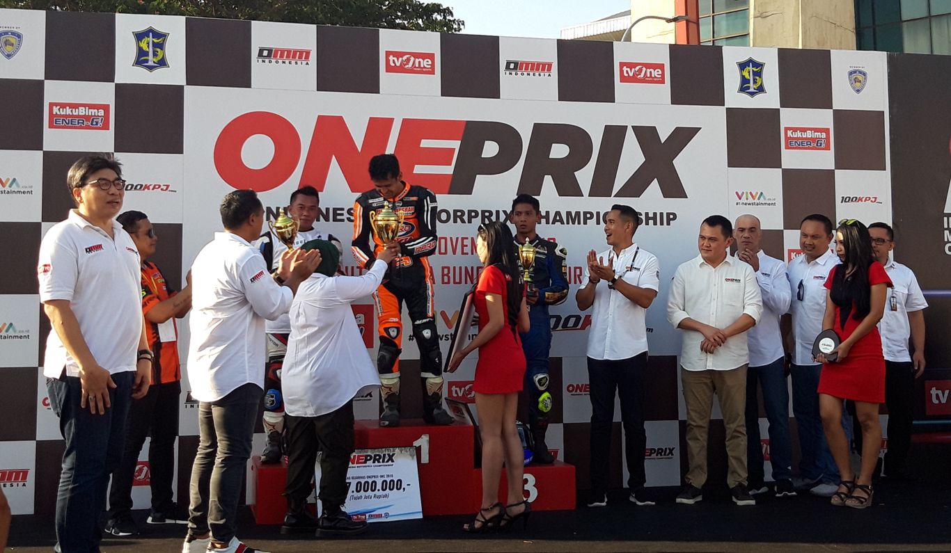 Wali Kota Surabaya Tri Rismaharini memberikan piala juara di OnePrix Championship, kelas Bebek 4T 150 CC Expert, Minggu 10 November 2019. (Foto: Haris/ngopibareng.id)