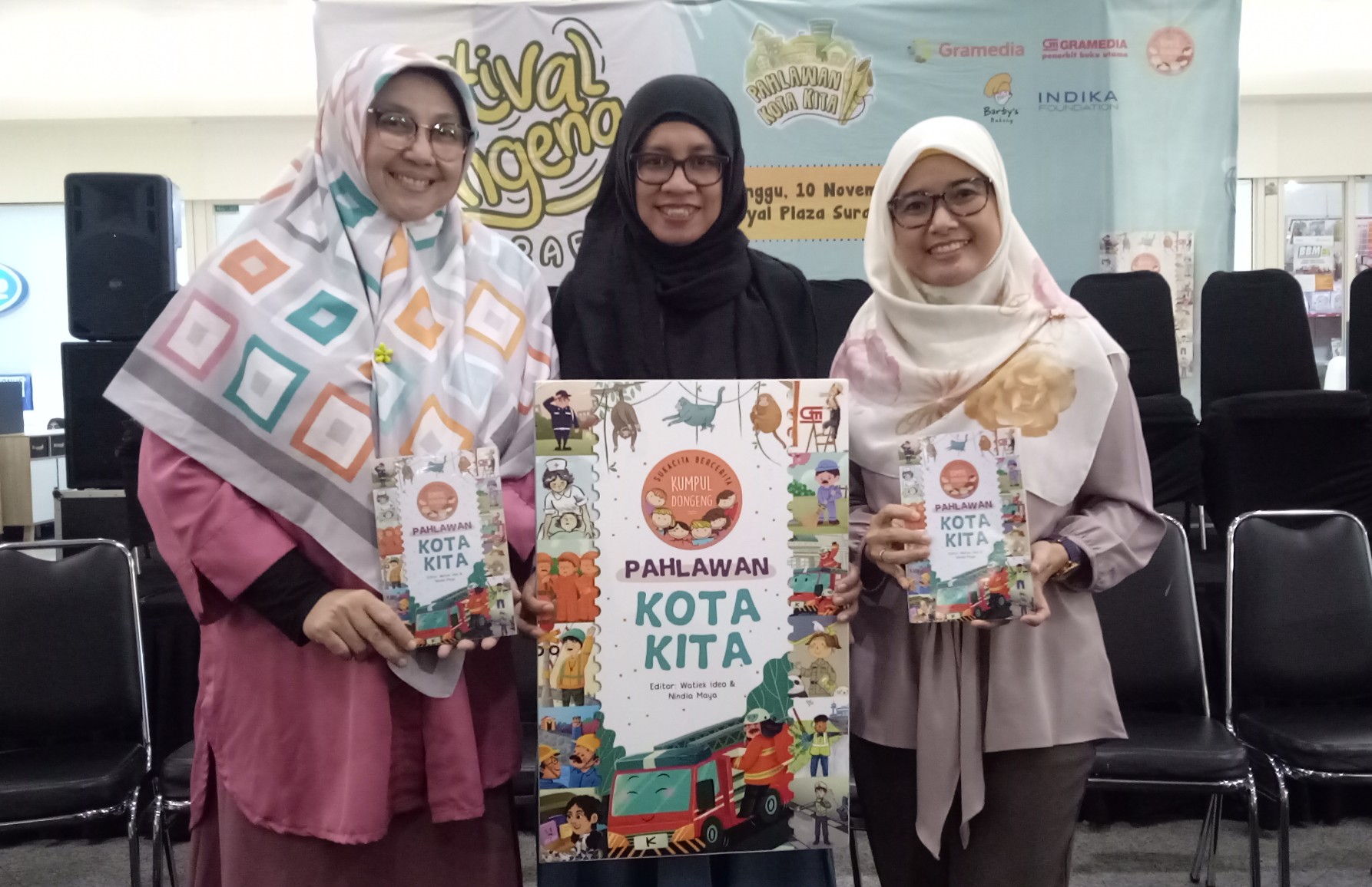Inge Ariani, Watiek Idea, Nindia Maya para penulis buku 'Pahlawan Kota Kita' dalam acara peluncuran buku, Minggu, 10 November 2019 (Foto: Pita/ Ngopibareng.id)