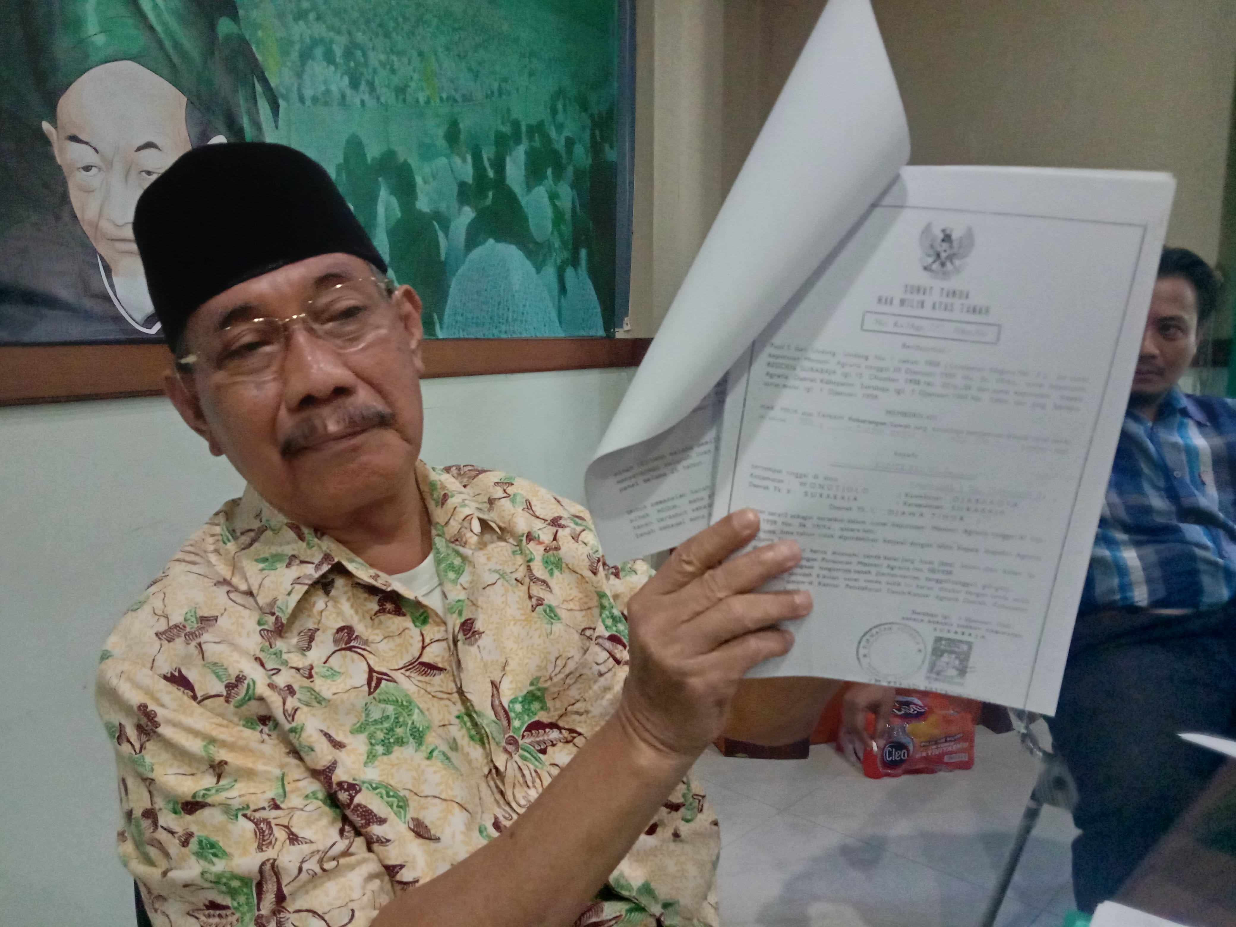 Mantan Ketua DPW PKB Jatim Choirul Anam saat menunjukkan bukti kepemilikan Graha Astranawa. (Foto: Faiq/ngopibareng.id)