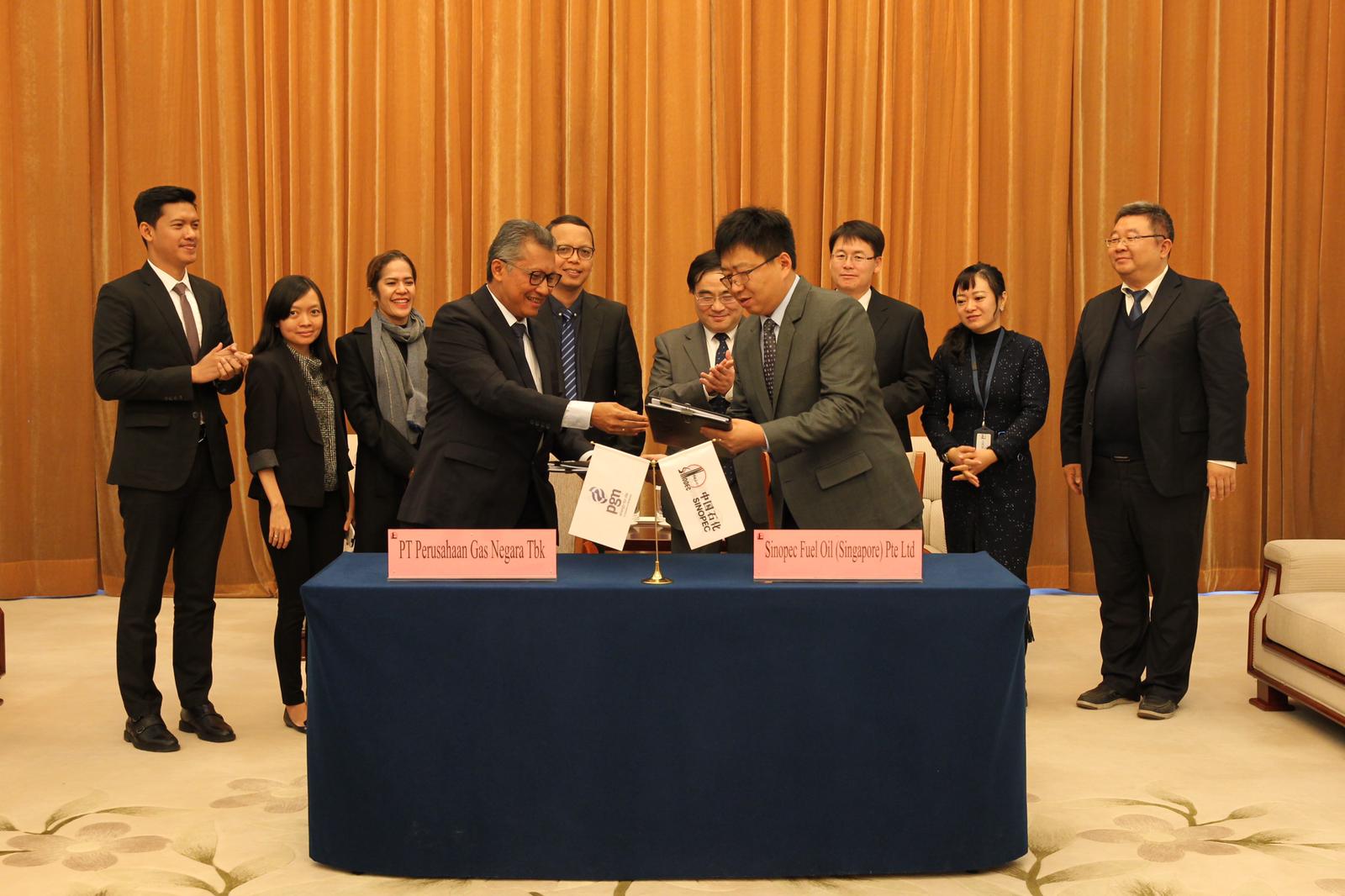 Perwakilan PT Perusahaan Gas Negara (PGN) Tbk dan Sinopec usai menandatangani perjanjian jual beli LNG di China untuk tahun 2020. (Foto: PT PGN)