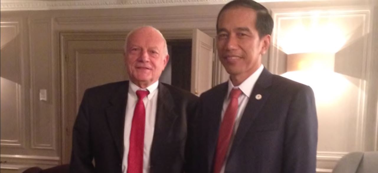 Bernard Chene bersama Presiden Jokowi dalam sebuah kesempatan. (Foto: Tangkapan layar YouTube)