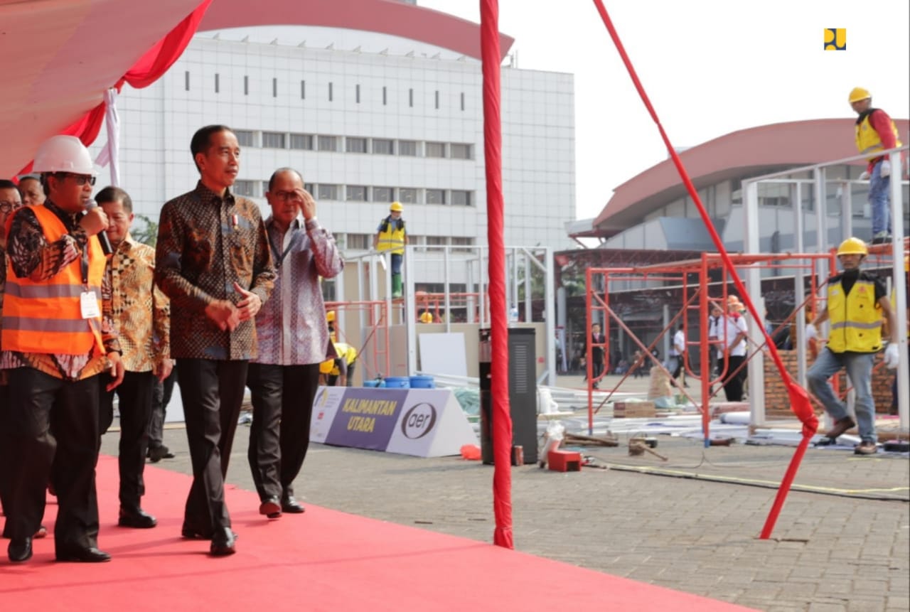 Jokowi usai membuka Konstruksi Indonesia (KI) 2019, Indonesia Infrastructure Development Financing (IIDF) 2019, serta Indonesia Infrastructure Week (IIW) 2019 di JI Expo Kemayoran Jakarta, Rabu 6 November 2019. (Foto: Kementerian PUPR)