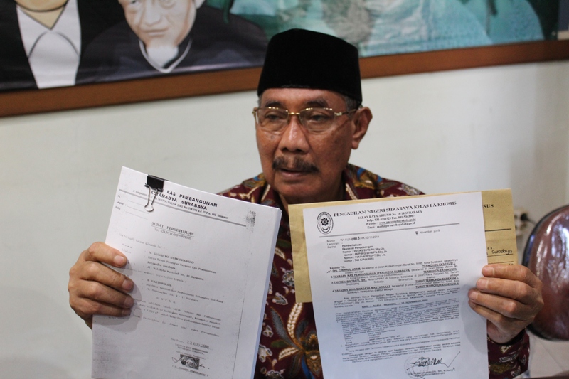 Mantan Ketua DPW PKB Jatim Choirul Anam saat menunjukkan bukti kepemilikan Graha Astranawa. (Foto: Istimewa/Ngopibareng.id)