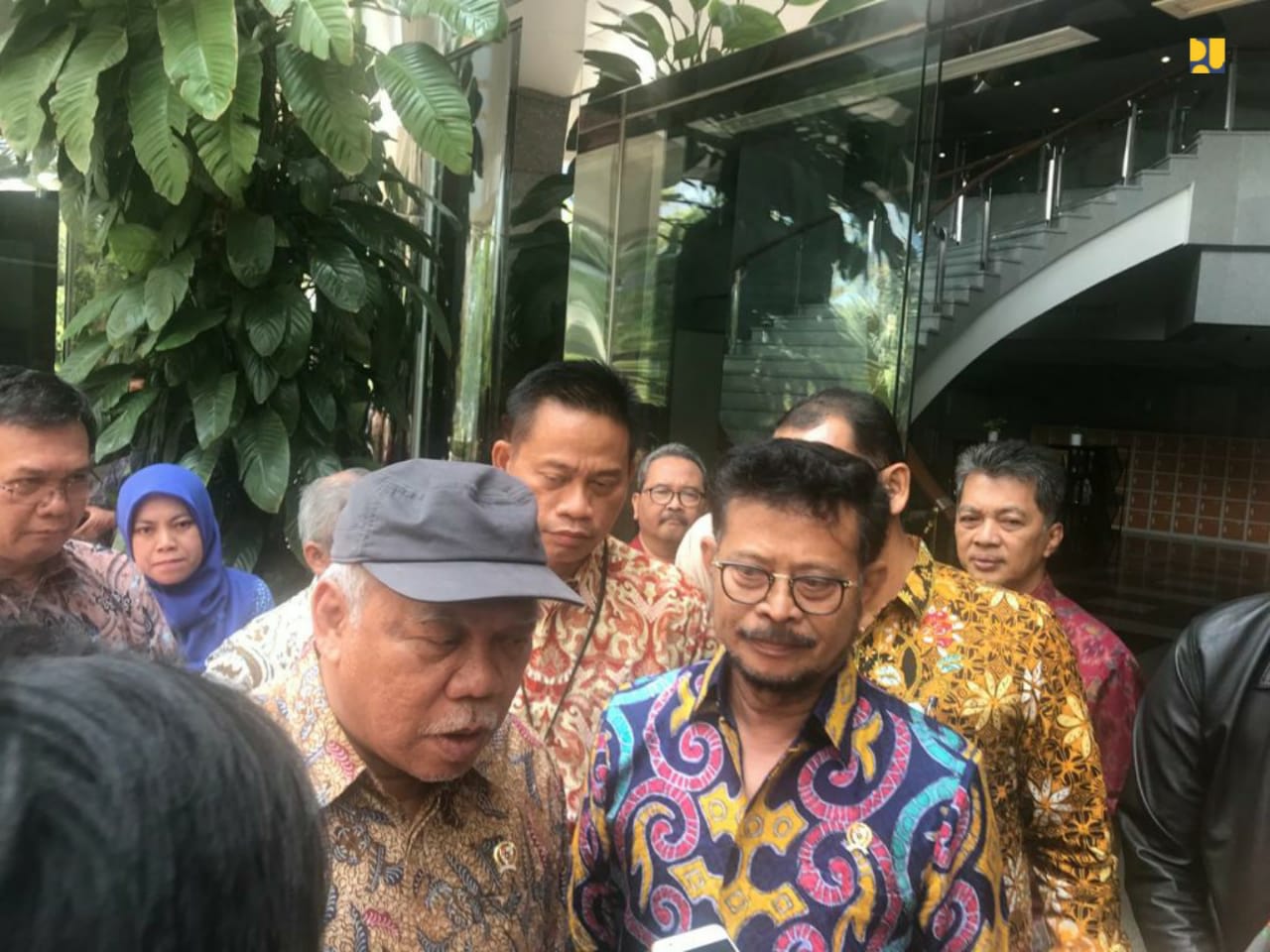 Menteri Pekerjaan Umum dan Perumahan Rakyat (PUPR) Basuki Hadimuljono  bersama dengan Menteri Pertanian Syahrul Yasin Limpo usai rapat bersama di Kantor Kementerian PUPR. (Foto: Kementerian PUPR)