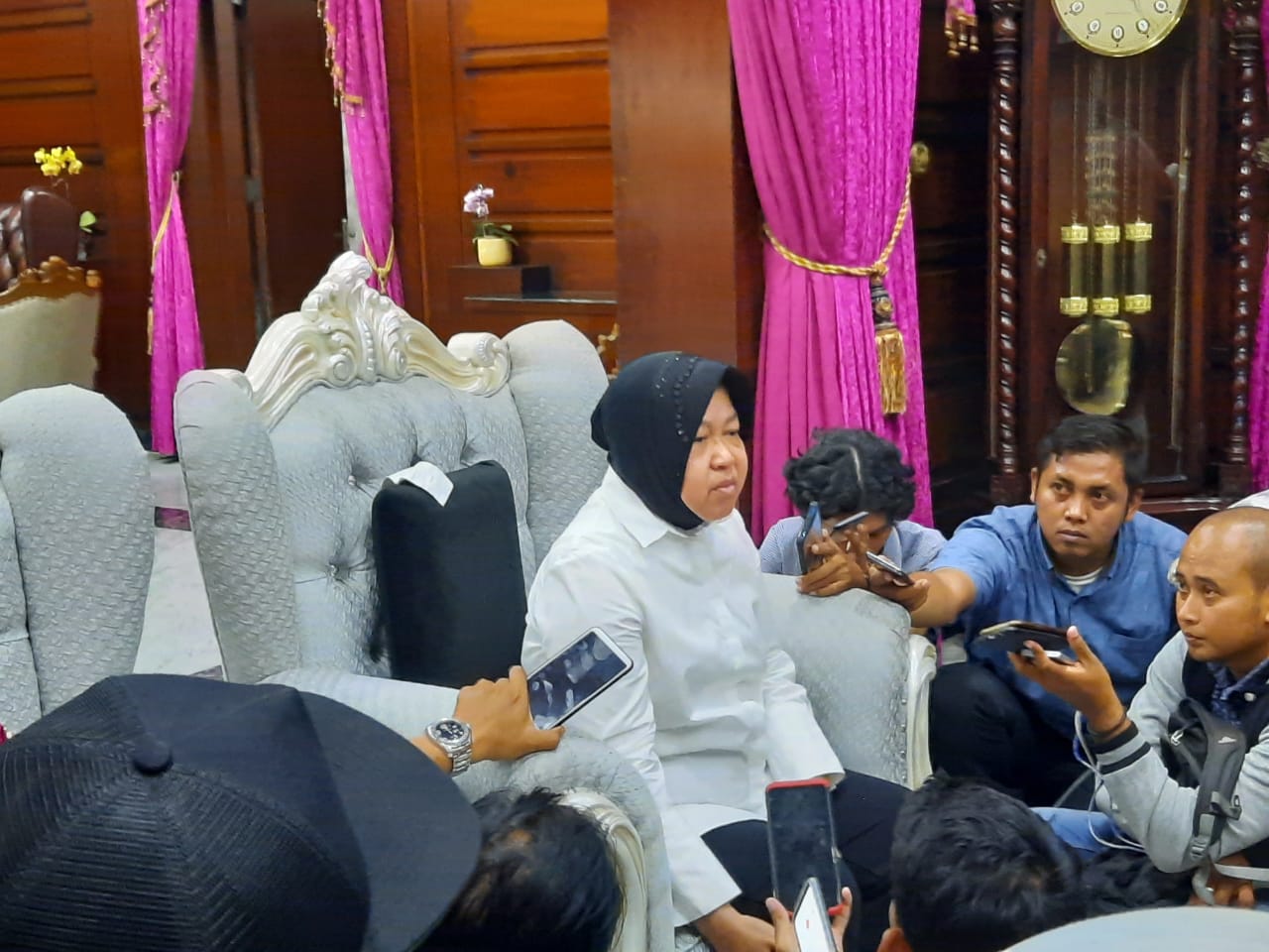 Wali Kota Surabaya Tri Rismaharini saat bertemu awak media di rumah dinasnya. (foto: Alief/ngopibareng.id)