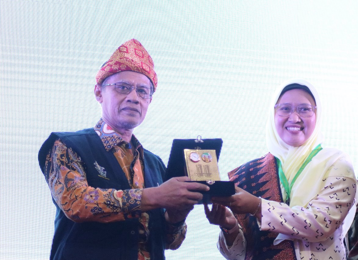 Ketua Umum PP Muhammadiyah Haedar Nashir dan Ketua PP NA, Dyah Puspitarini. (Foto: Istimewa)