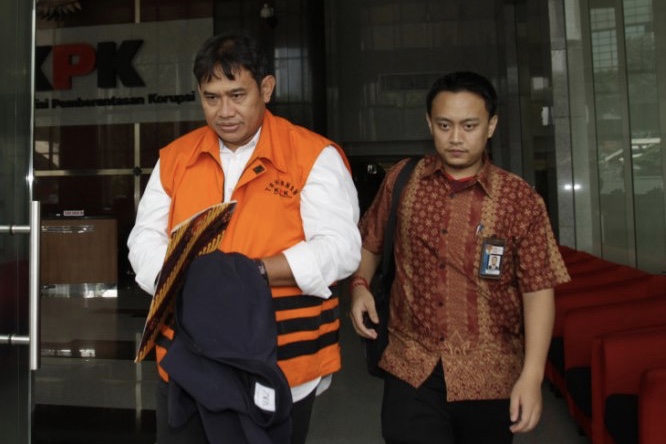 Tersangka yang merupakan Direktur Pemasaran PTPN III (Persero) sekaligus merangkap Komisaris Utama PT KPBN, I Kadek Kertha Laksana (kiri) berjalan keluar usai menjalani pemeriksaan di Gedung KPK, Jakarta, Selasa 1 Oktober 2019. (Foto: Antara)