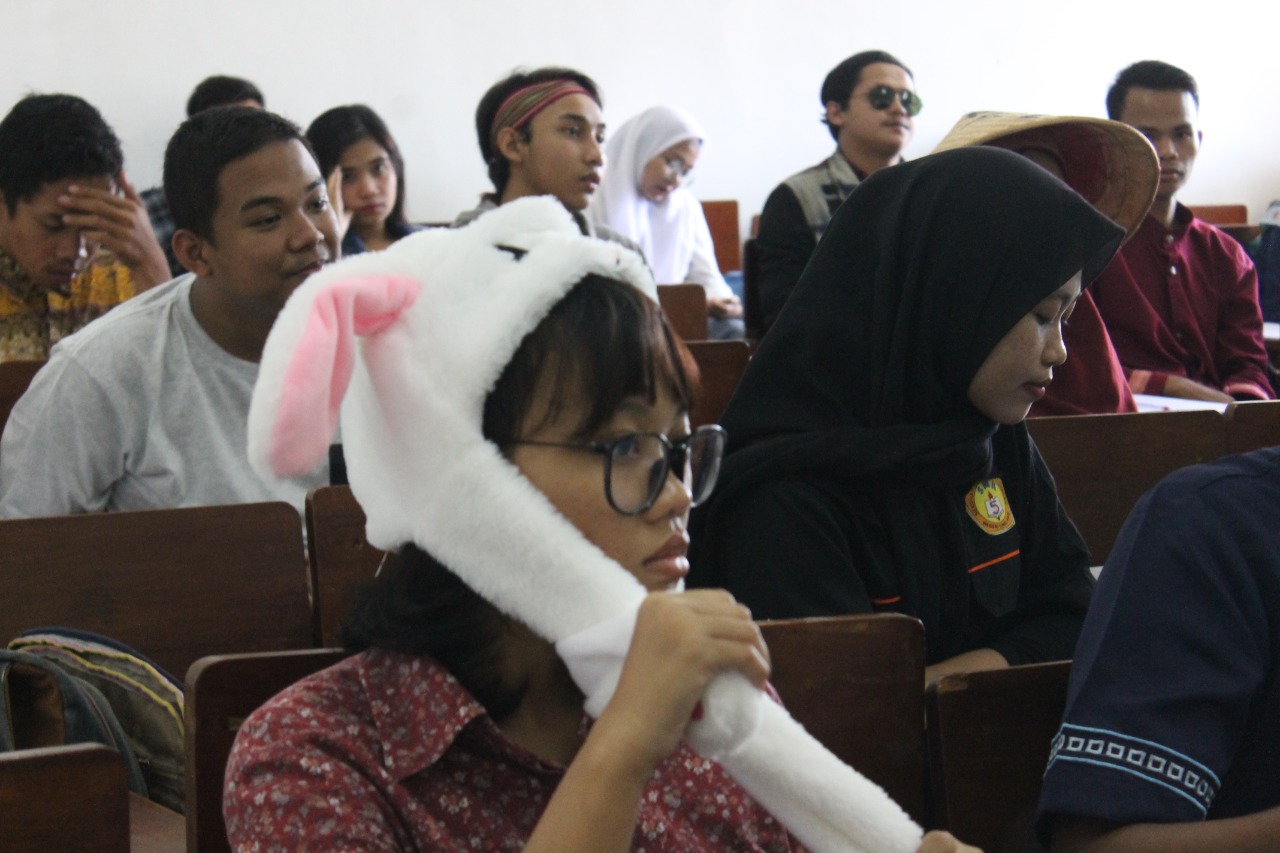 Puluhan Mahasiswa Universitas Gajayana Malang saat mengenakan kostum unik dalam rangakaian Ujian Tengah Semestar (Theo/ngopibareng.id)