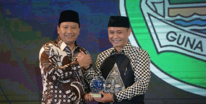 Bupati Pasuruan Irsyad Yusuf menerima penghargaan atas keberhasilan mengembangkan wisata digital. (Dok Humas)