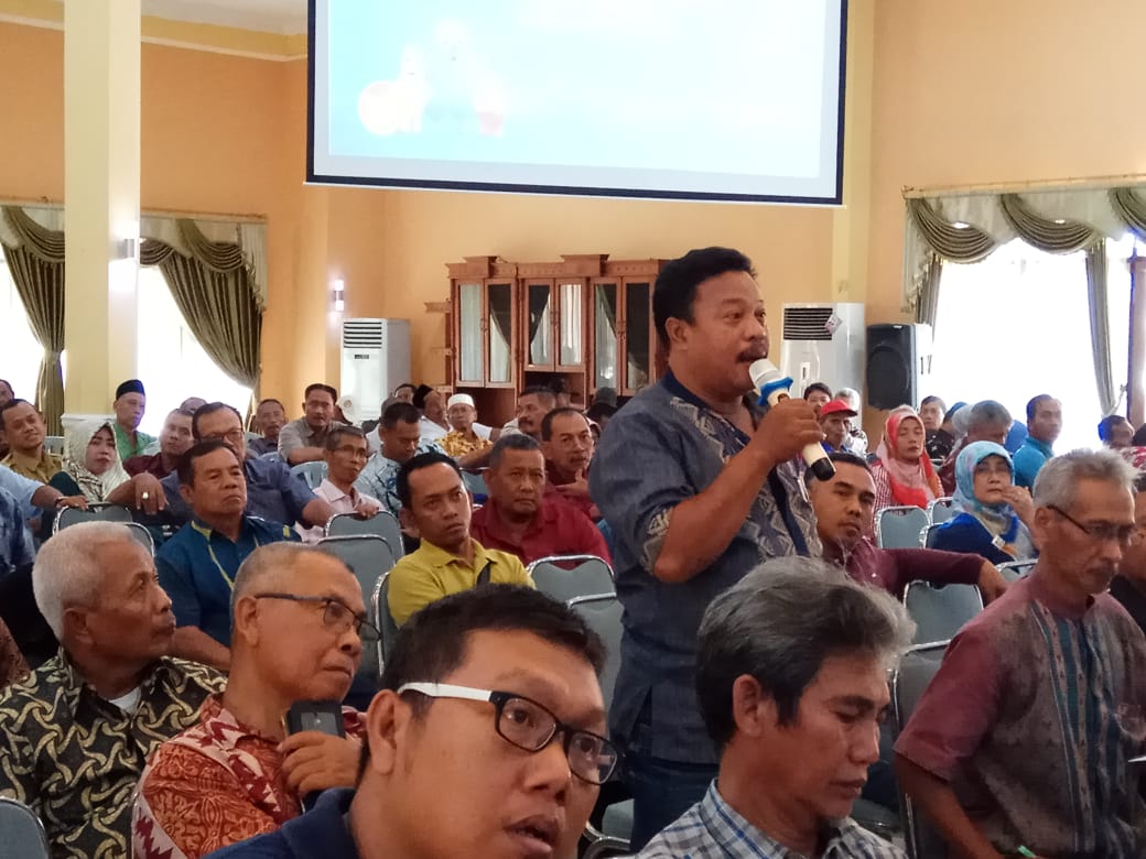 Warga Kota Pasuruan antusias mendengarkan dan bertanya saat sosialisasi pemasangan dan pemanfataan jargas di Kota Pasuruan  2020 nanti. (Foto: Fariz/ngopibareng.id)