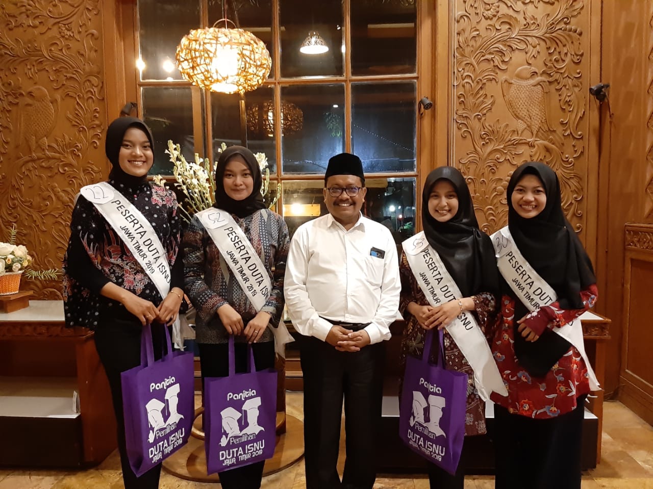 Ketua PW Ikatan Sarjana Nahdlatul Ulama (ISNU) Jawa Timur Prof. M. Mas'ud Said, MM., Ph.D., bersama Duta ISNU. (Foto: Istimewa)
