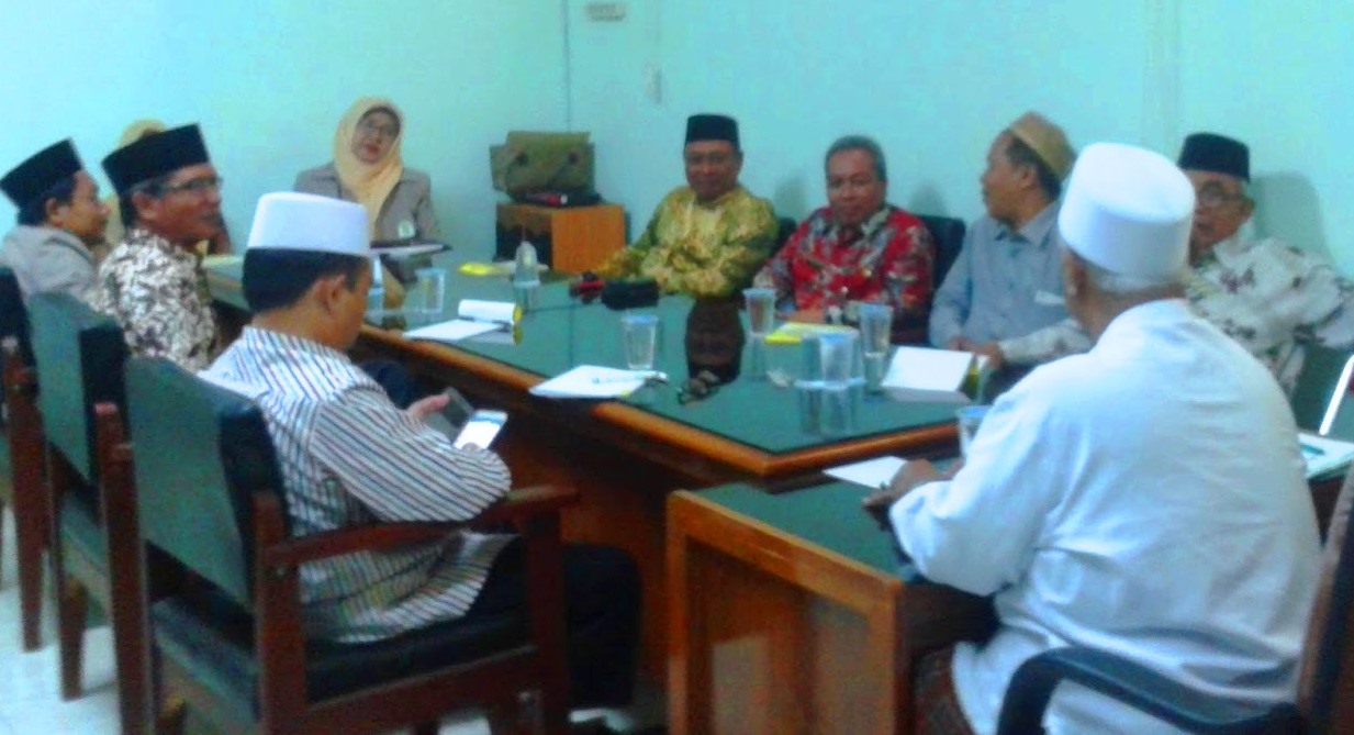 PENGURUS MUI Kabupaten Probolinggo saat menggelar rapat di kantornya, di Gedung Islamic Center. (foto: Istimewa/ngopibareng.id)