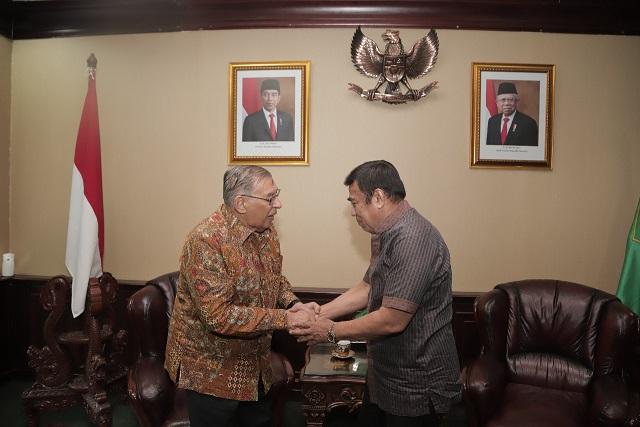 Prof Quraish Shihab saat bersilaturahim dengan Menteri Agama Fachrul Razi di Jakarta. (Foto: Kemenag)