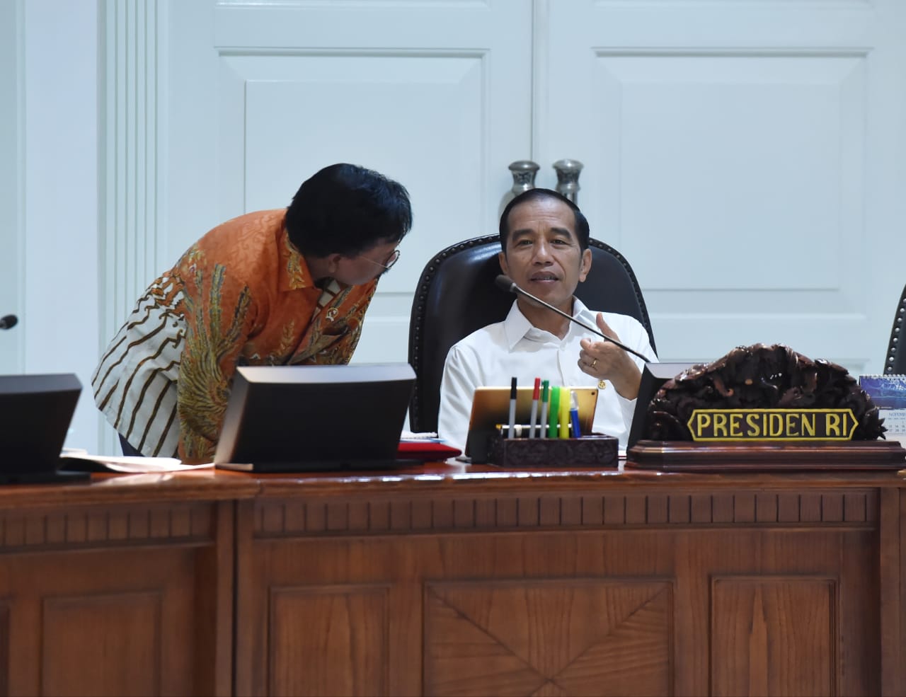 Presiden Joko Widodo saat memimpin rapat terbatas, Selasa, 12 November 2019 di Istana Merdeka. (Foto: Setpres)