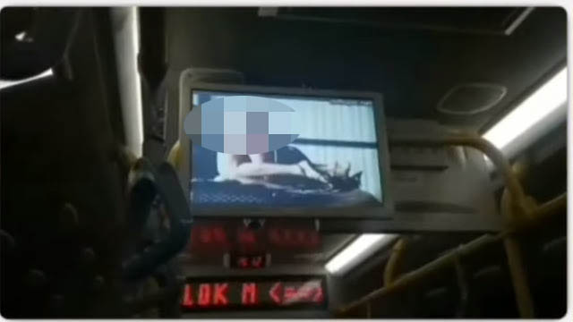 Video tak senonoh mendadak muncul di layar televsi bus Transjakarta. (Foto: YouTube)