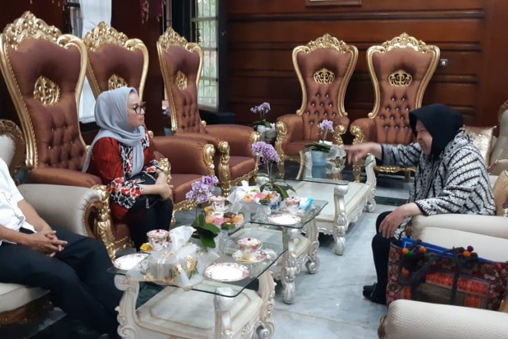 Pertemuan Wali Kota Surabaya Tri Rismaharini dan Lucy Kurniasari. (foto: istimewa)