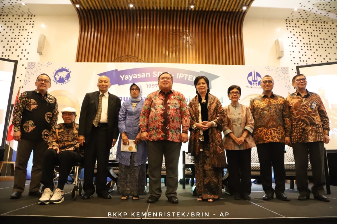 Menristek/Kepala BRIN Bambang Brodjonegoro berfoto bersama penerima nobel Habibie Award 2019. (Foto: Kemenristek)