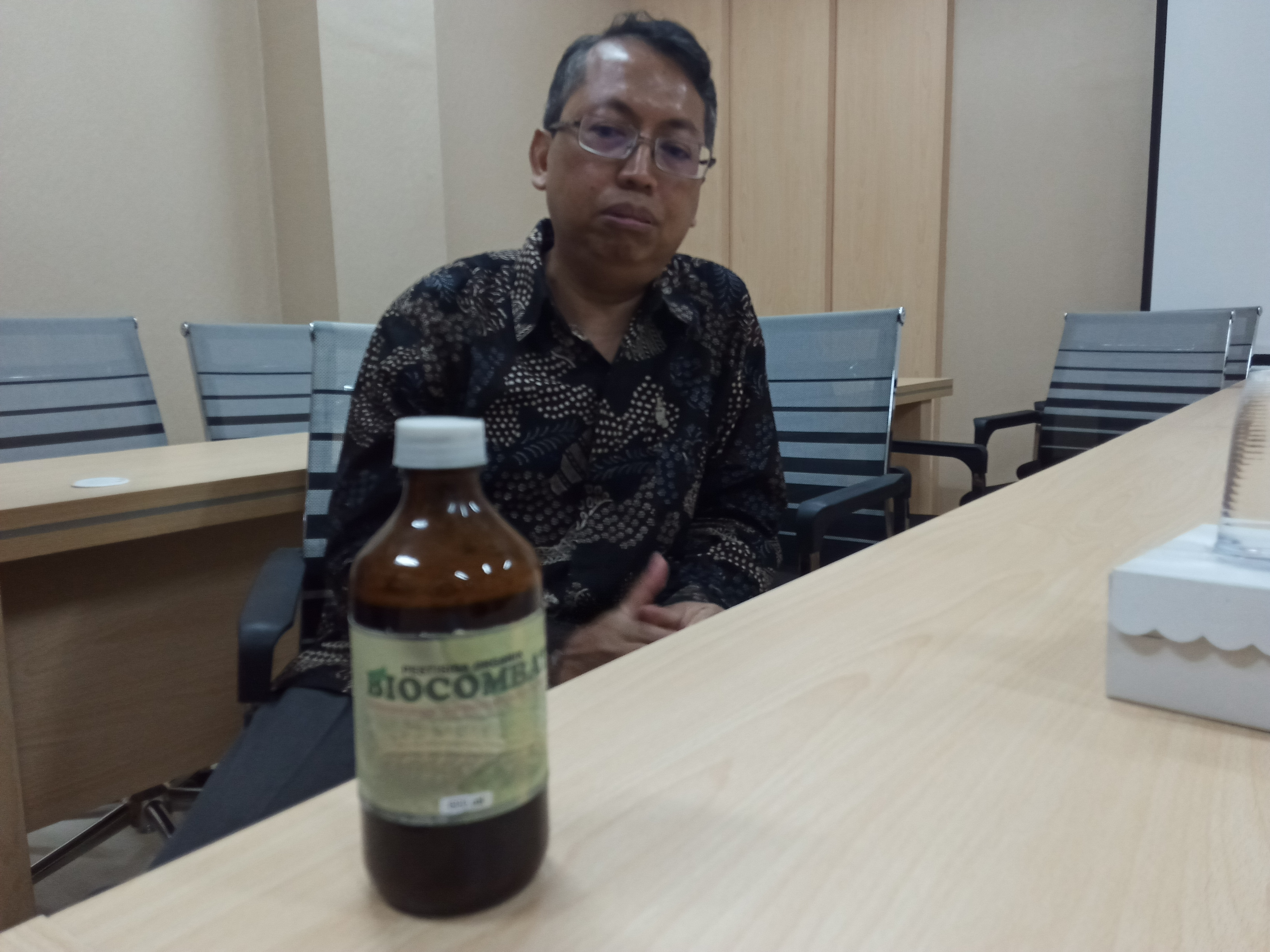 Amin Setyo Laksono, Profesor Ekologi pertama di FMIPA UB, saat meperlihatkan ramuan pestisida alaminya. (Foto: Theo/ngopibareng.id)