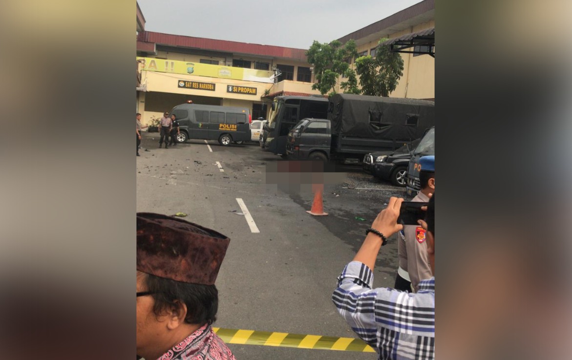 Sebuah ledakam bom terjadi di Mapolrestabes Medan, Rabu, 13 November 2019. (Foto: Istimewa)