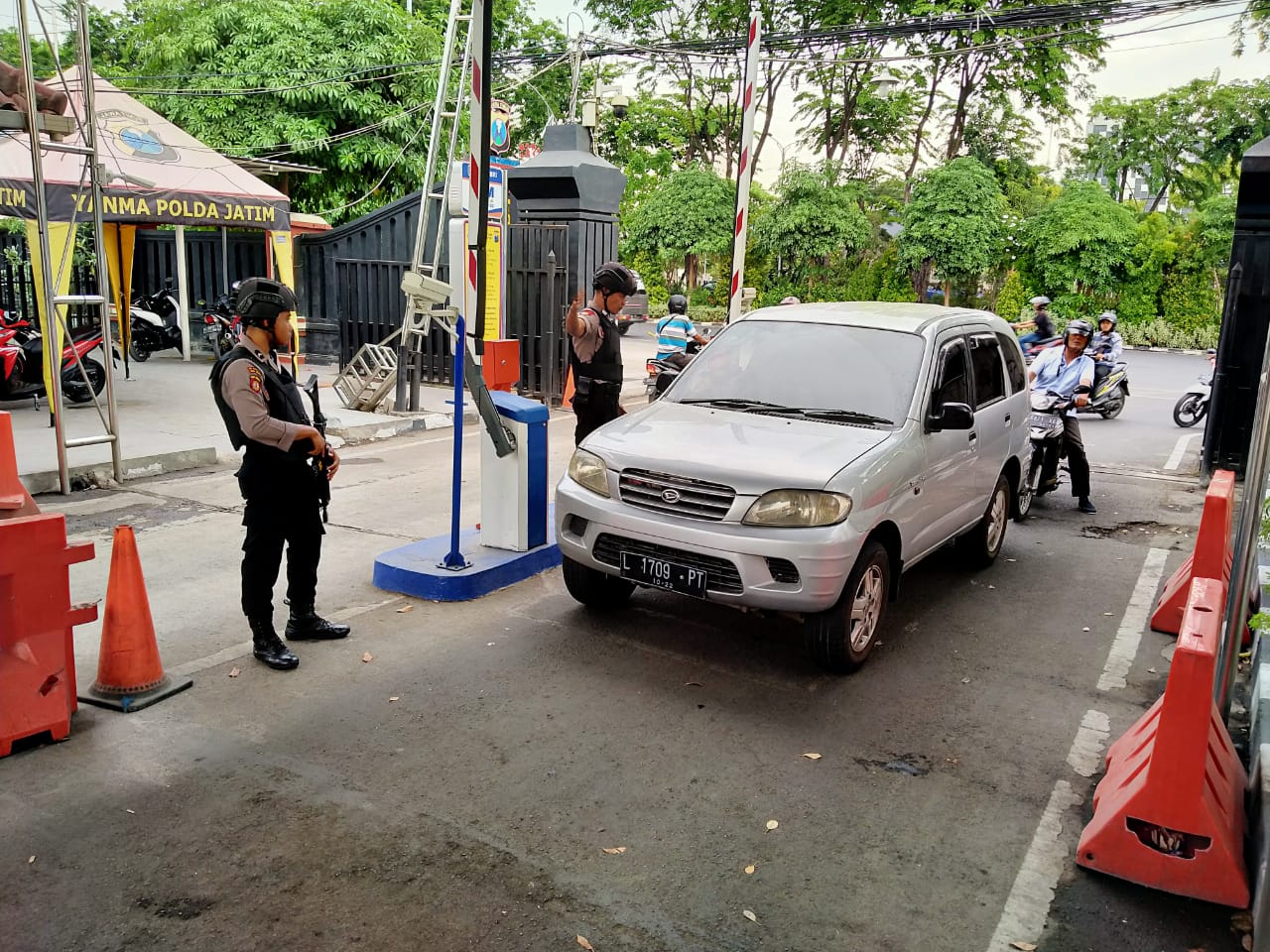Petugas kepolisian Polda Jatim melakukan pengecekan terhadap kendaraan yang akan masuk ke Gedung Polda Jatim, Surabaya, Rabu 13 November 2019. (Foto: Fariz/ngopibareng.id)
