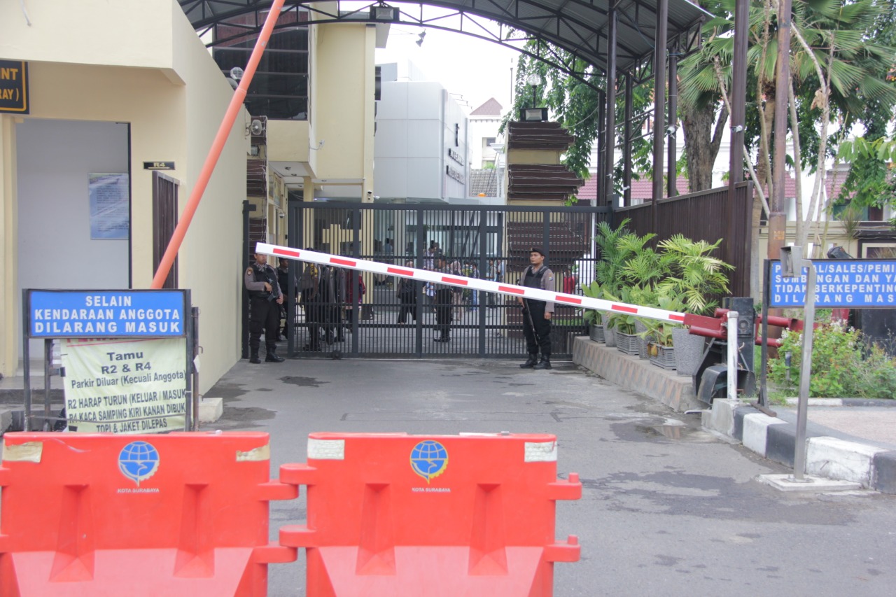 Pengamanan satu pintu dengan penjagaan ketat di Polrestabes Surabaya. (Foto: Istimewa)